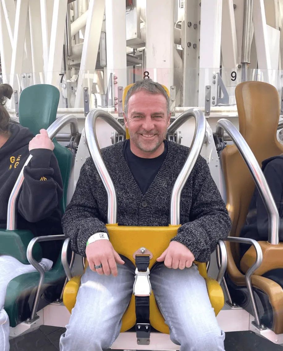 开云体育下载-弗里克假期前往游乐园游玩，明日国脚回归球队恢复训练